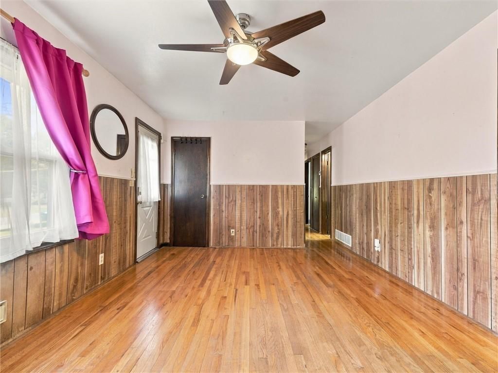 Photo 6 of 40 - 500 S Hunter Street, Independence, MO 64050