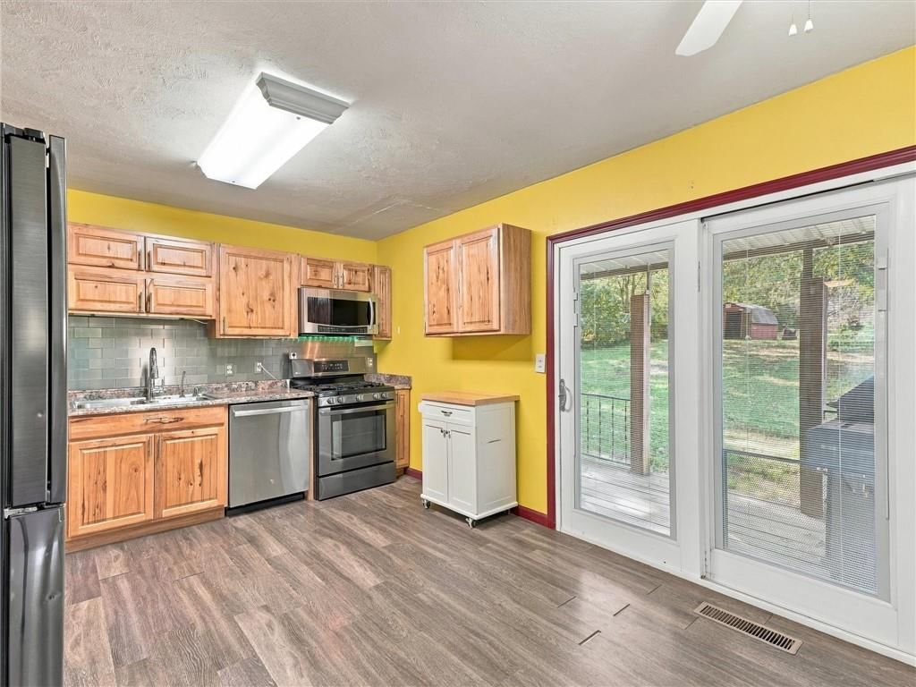 Photo 8 of 40 - 500 S Hunter Street, Independence, MO 64050