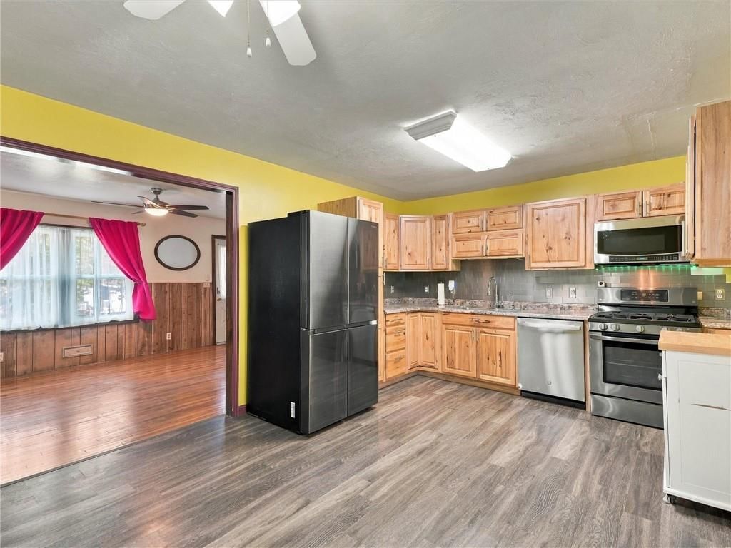 Open floor plan, gas range and stainless steel appliances at 500 S Hunter Street, Independence, MO 64050