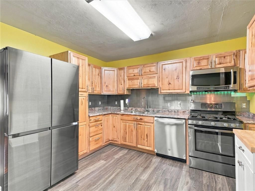 Photo 10 of 40 - 500 S Hunter Street, Independence, MO 64050