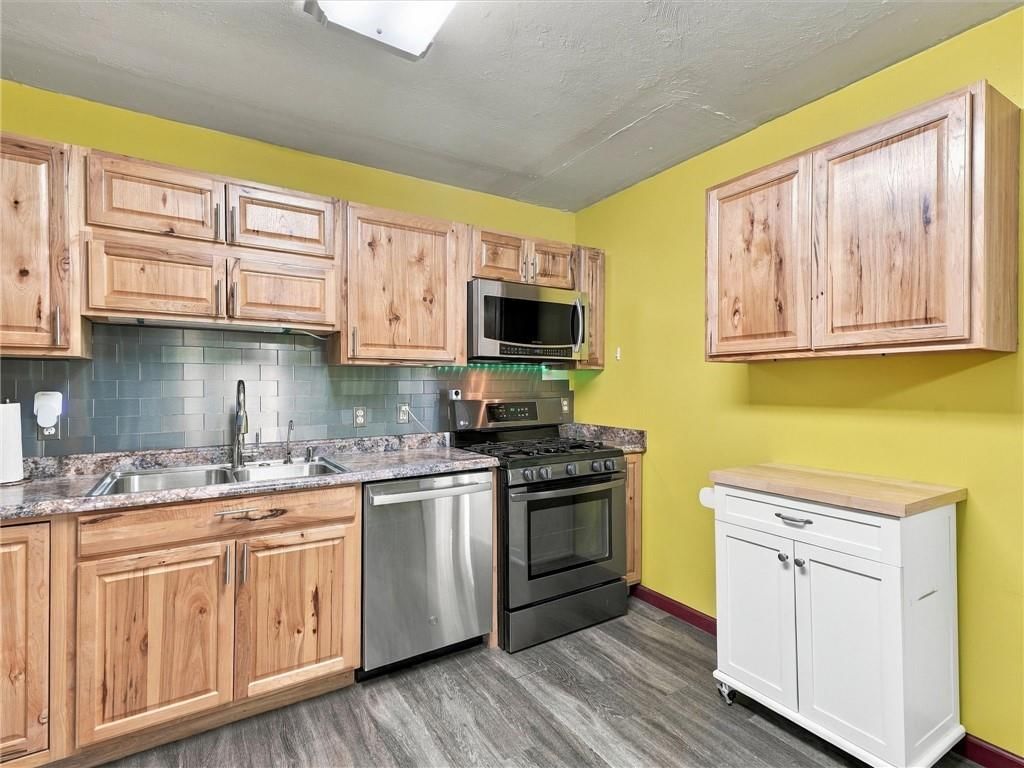 Photo 11 of 40 - 500 S Hunter Street, Independence, MO 64050