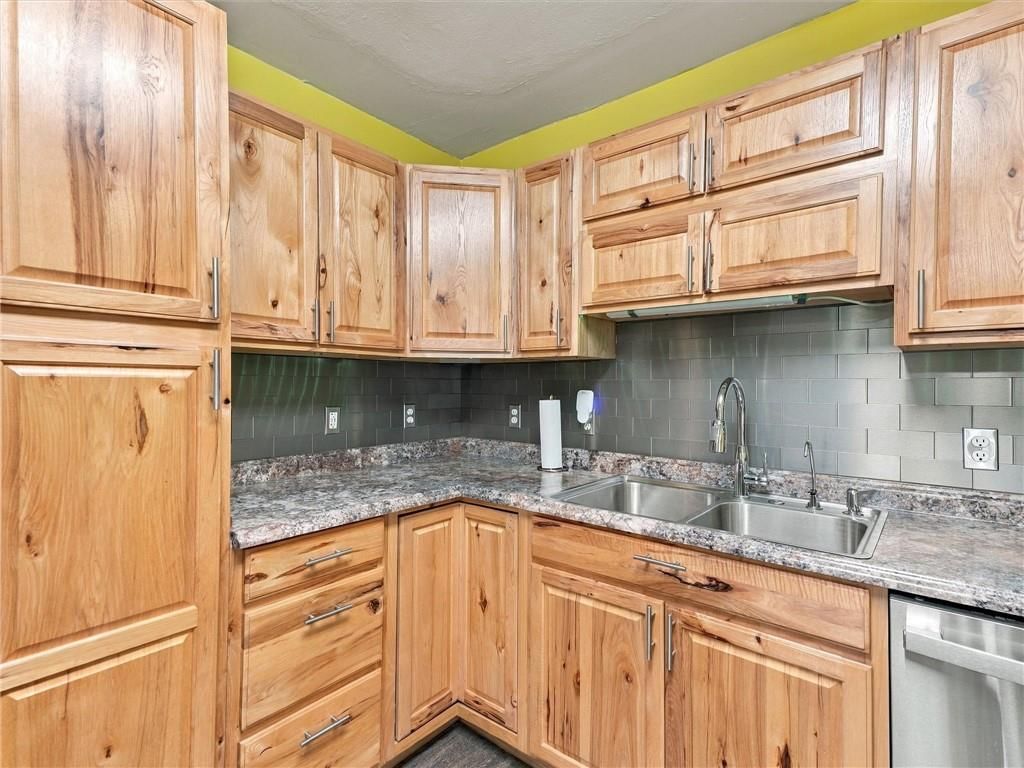 Photo 12 of 40 - 500 S Hunter Street, Independence, MO 64050