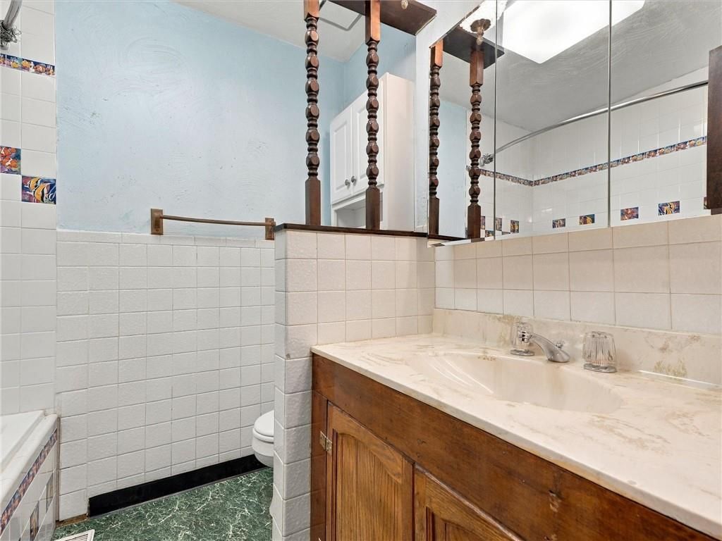 Tiled shower at 500 S Hunter Street, Independence, MO 64050