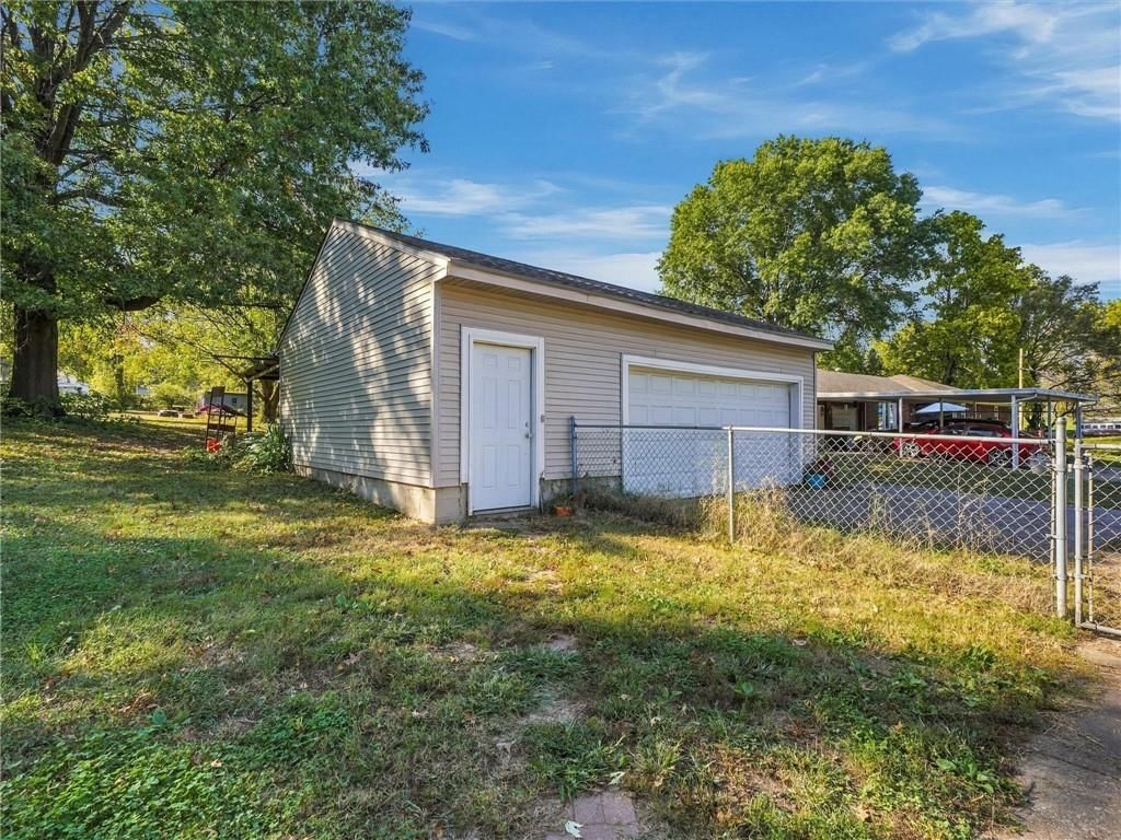 Photo 37 of 40 - 500 S Hunter Street, Independence, MO 64050