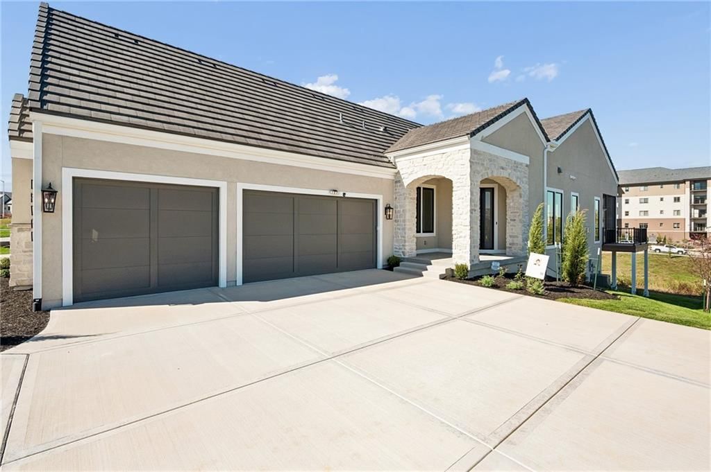Photo 4 of 45 - 13727 Pembroke Lane, Leawood, KS 66224