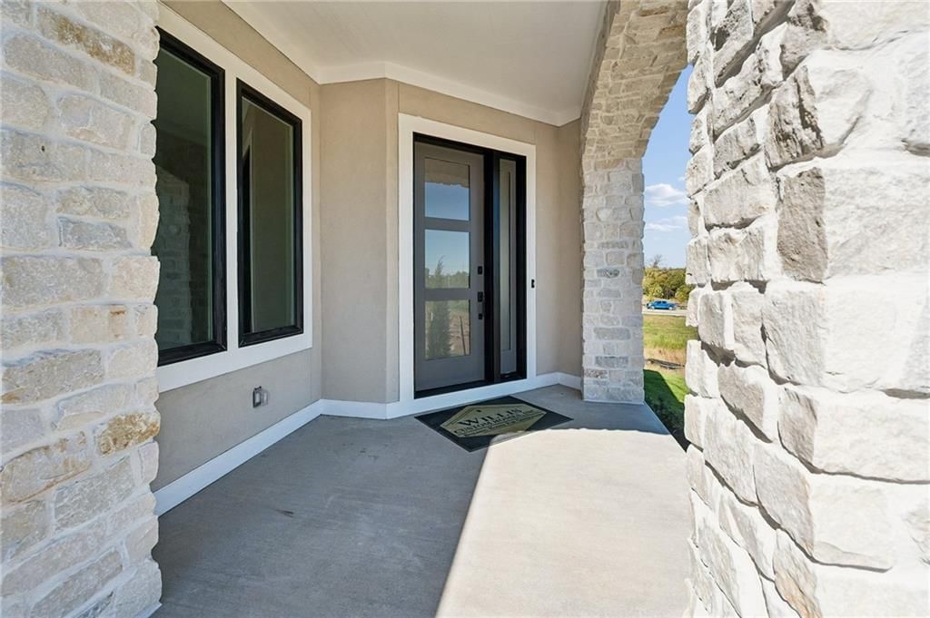 Photo 6 of 45 - 13727 Pembroke Lane, Leawood, KS 66224