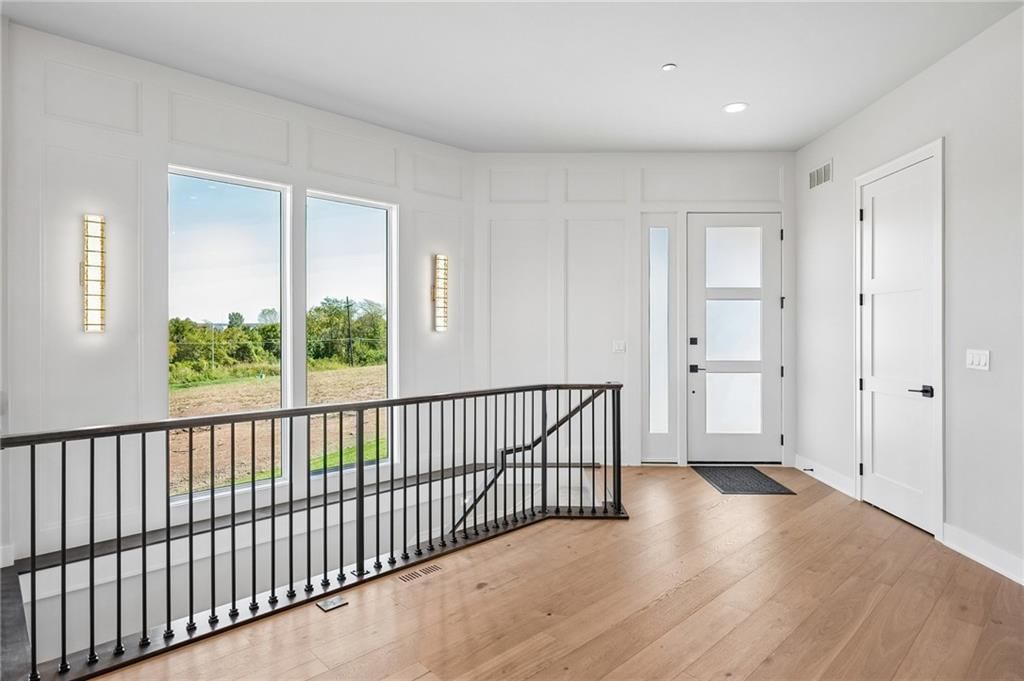 Photo 8 of 45 - 13727 Pembroke Lane, Leawood, KS 66224