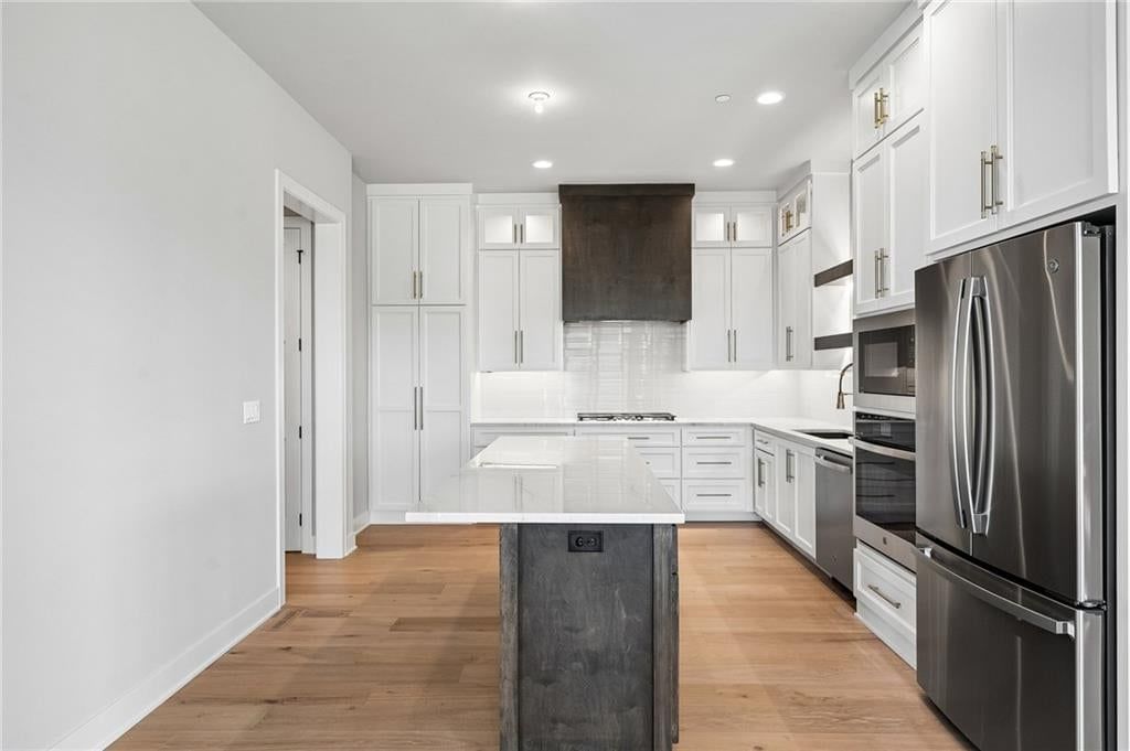 Photo 15 of 45 - 13727 Pembroke Lane, Leawood, KS 66224