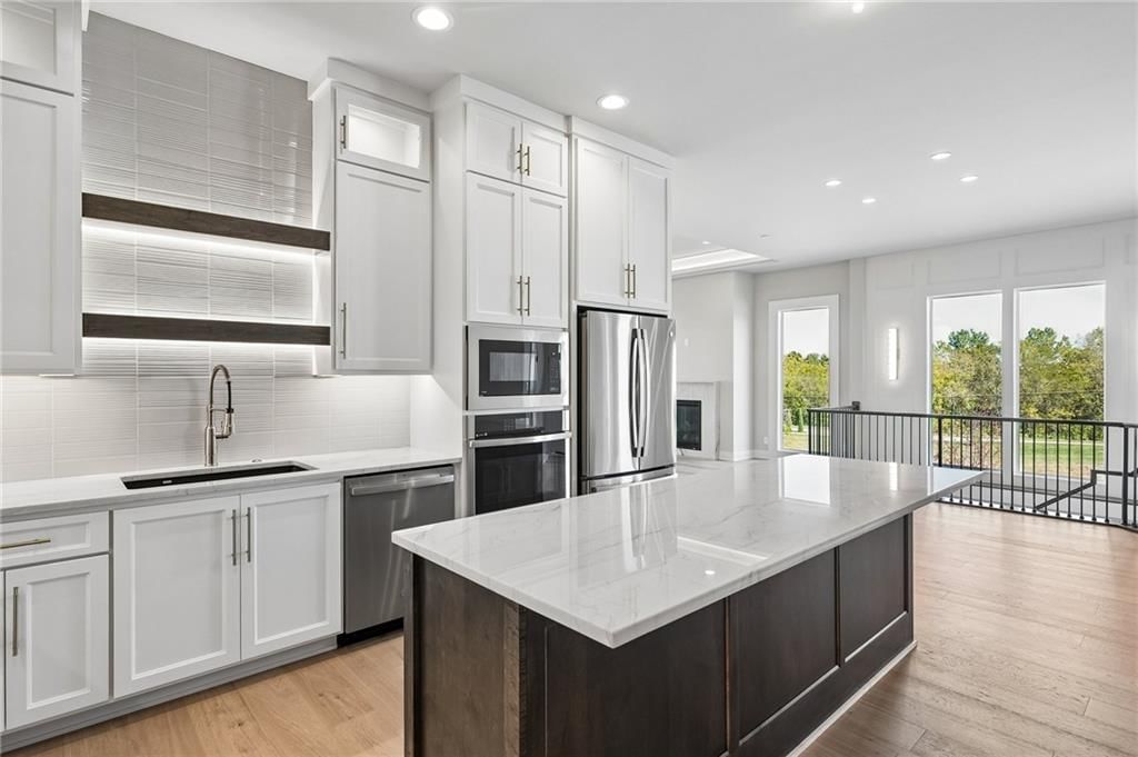 Photo 17 of 45 - 13727 Pembroke Lane, Leawood, KS 66224