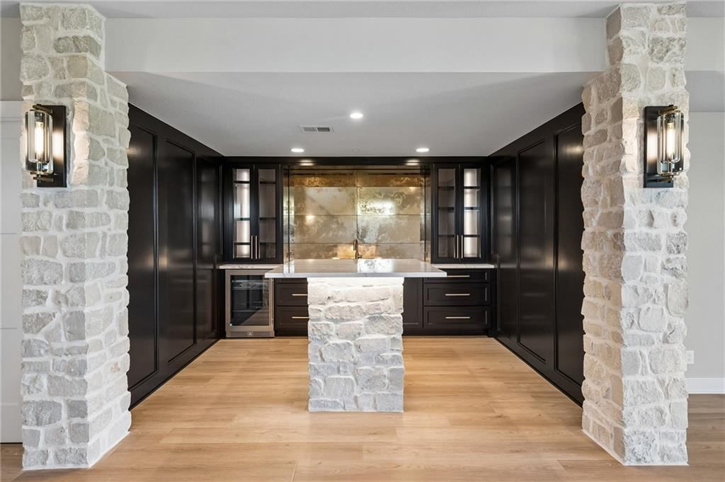Photo 31 of 45 - 13727 Pembroke Lane, Leawood, KS 66224
