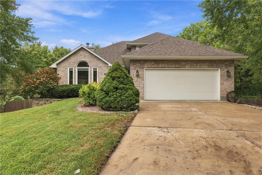 3650 SW Kimstin Circle, Blue Springs, MO: listing photo 2