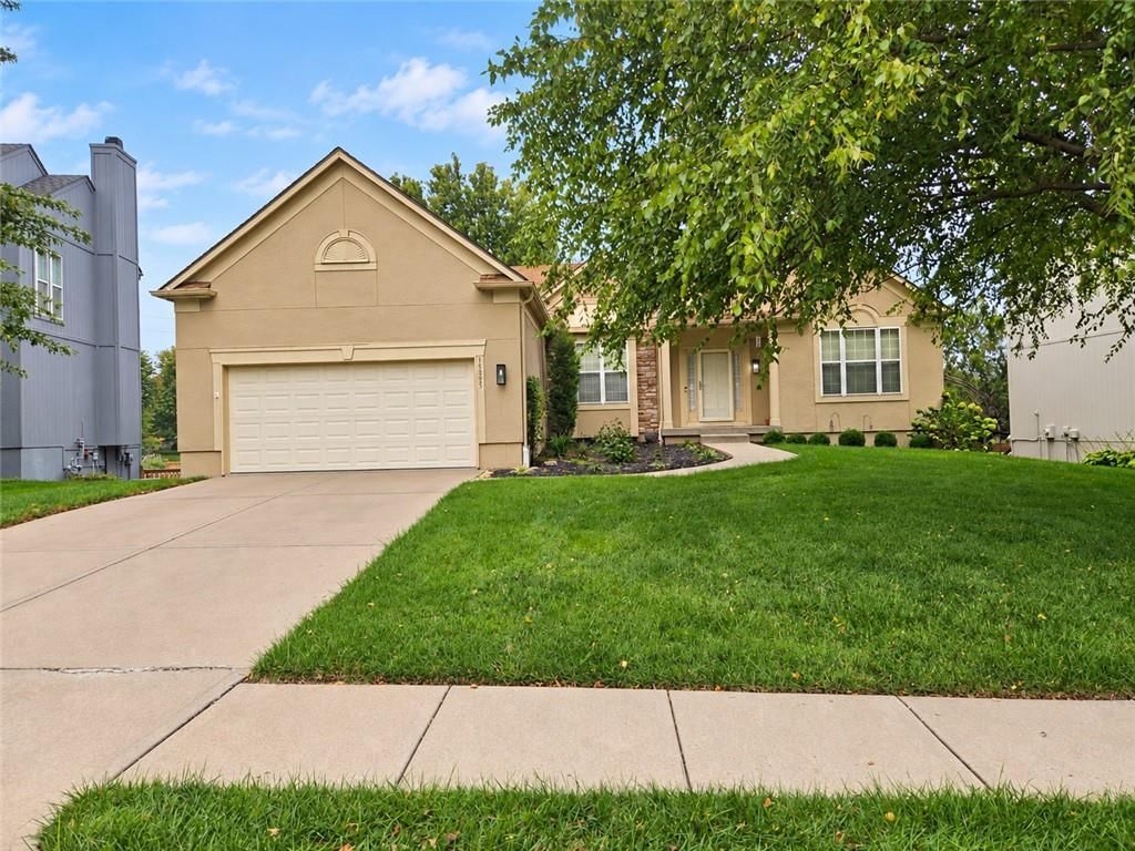 15593 S Blackfoot Street, Olathe, KS: listing photo 2