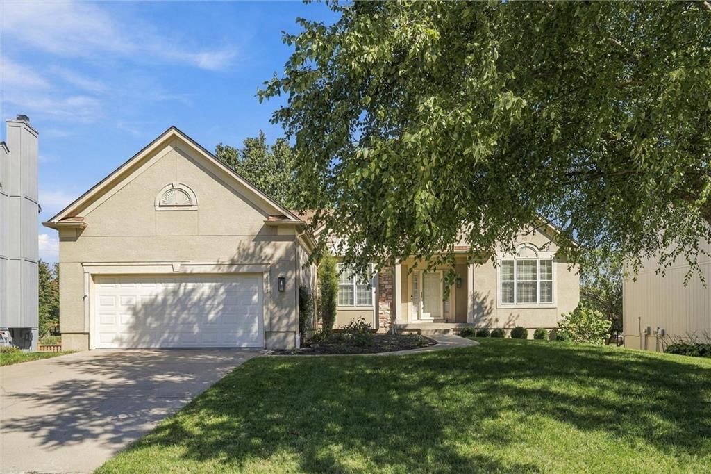 15593 S Blackfoot Street, Olathe, KS: listing photo 3