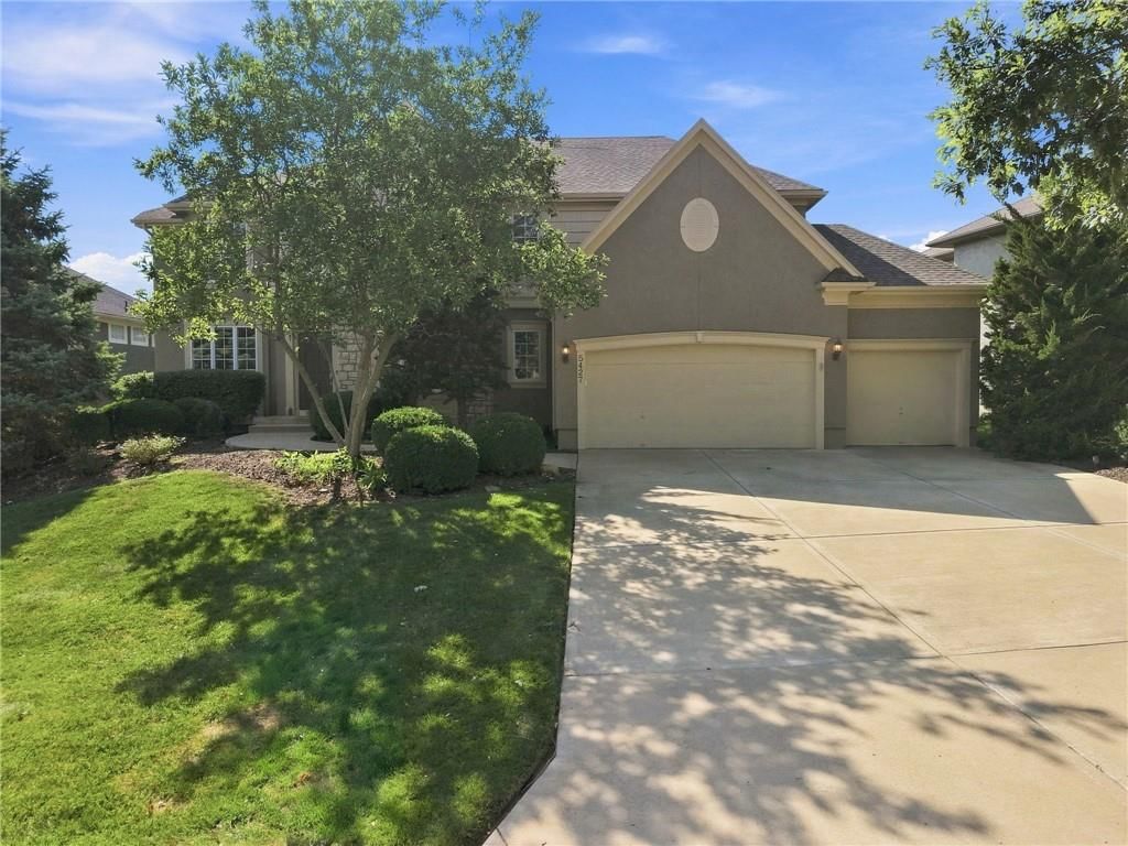 5427 W 164th Place, Overland Park, KS