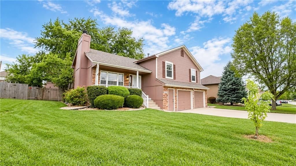 1406 Tabitha Lane, Greenwood, MO: listing photo 2