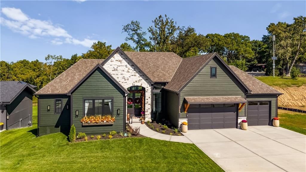2150 NW Scenic View Drive, Riverside, MO: listing photo 2