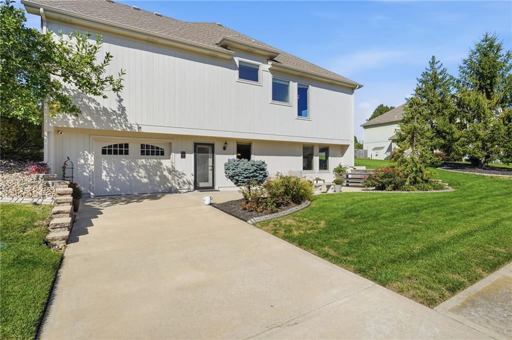 1510 Spur Ridge Circle, Raymore, MO: listing photo 2