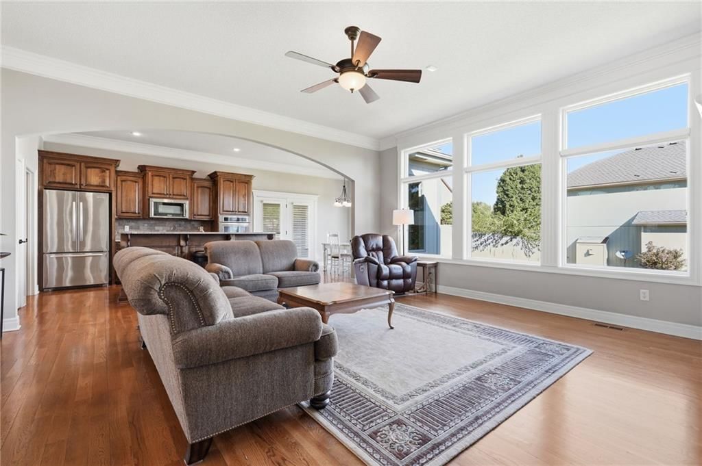 Photo 16 of 40 - 1510 Spur Ridge Circle, Raymore, MO 64083
