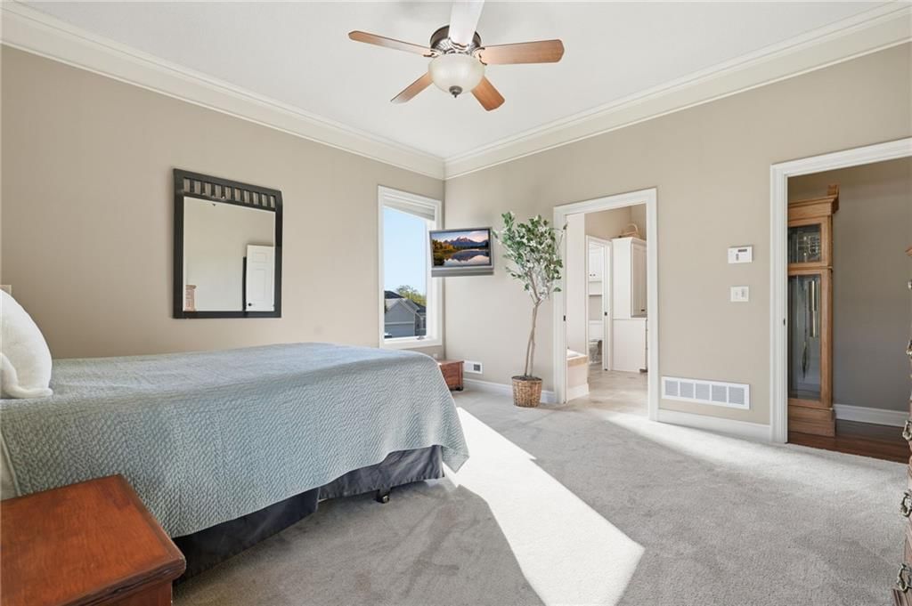 Photo 18 of 40 - 1510 Spur Ridge Circle, Raymore, MO 64083