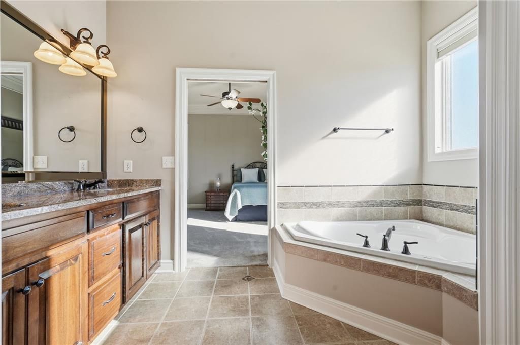 Photo 21 of 40 - 1510 Spur Ridge Circle, Raymore, MO 64083
