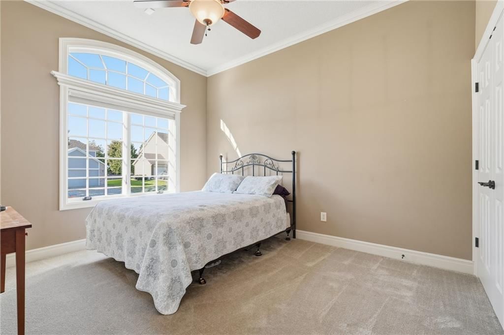 Photo 23 of 40 - 1510 Spur Ridge Circle, Raymore, MO 64083