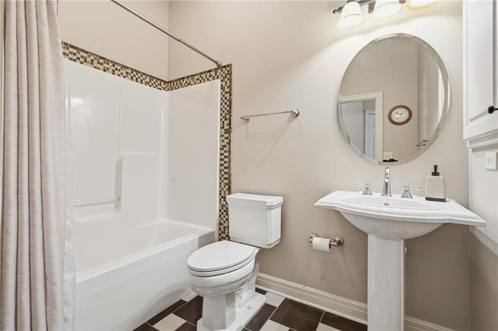 Photo 25 of 40 - 1510 Spur Ridge Circle, Raymore, MO 64083