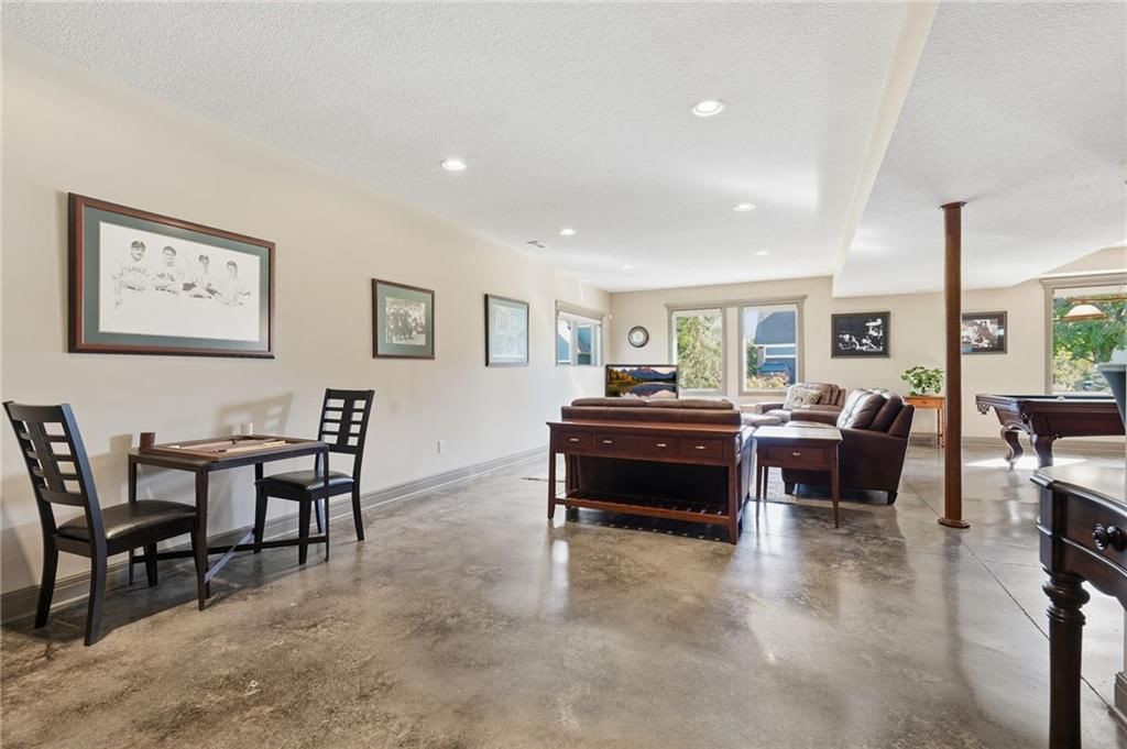 Photo 27 of 40 - 1510 Spur Ridge Circle, Raymore, MO 64083