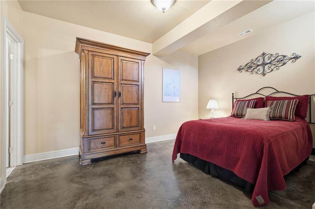 Photo 32 of 40 - 1510 Spur Ridge Circle, Raymore, MO 64083