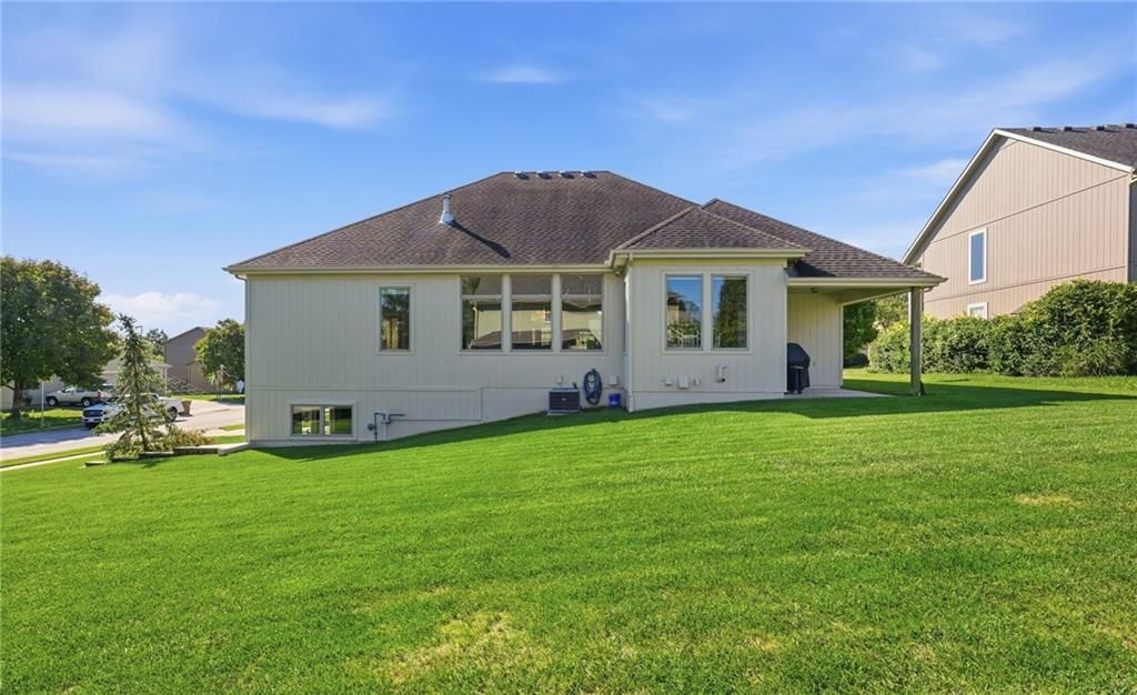 Photo 35 of 40 - 1510 Spur Ridge Circle, Raymore, MO 64083