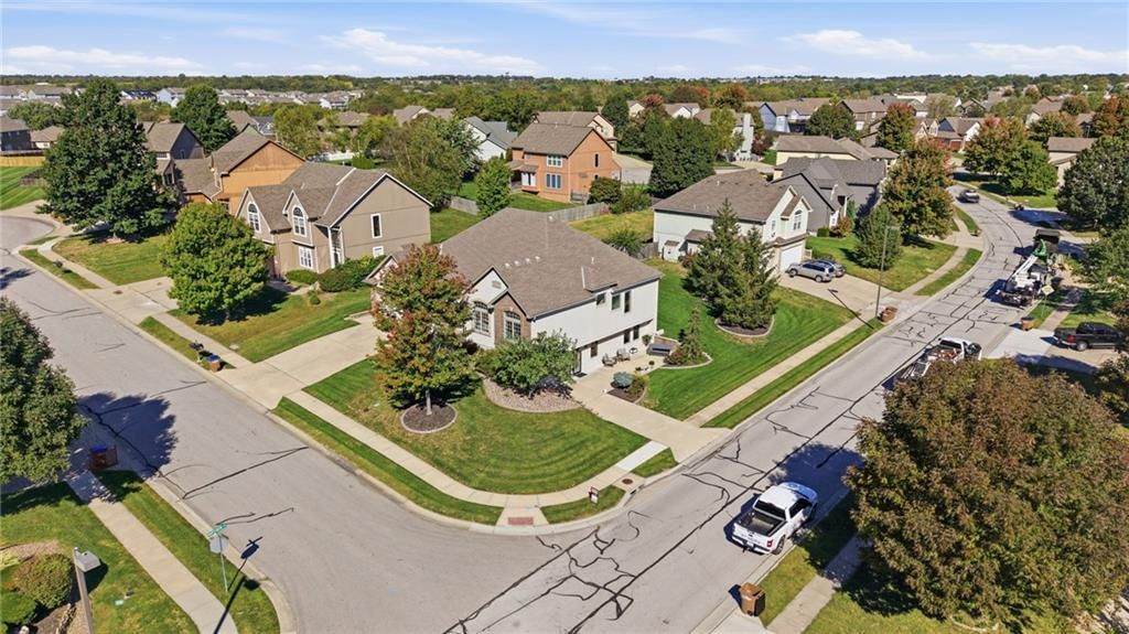 Photo 36 of 40 - 1510 Spur Ridge Circle, Raymore, MO 64083