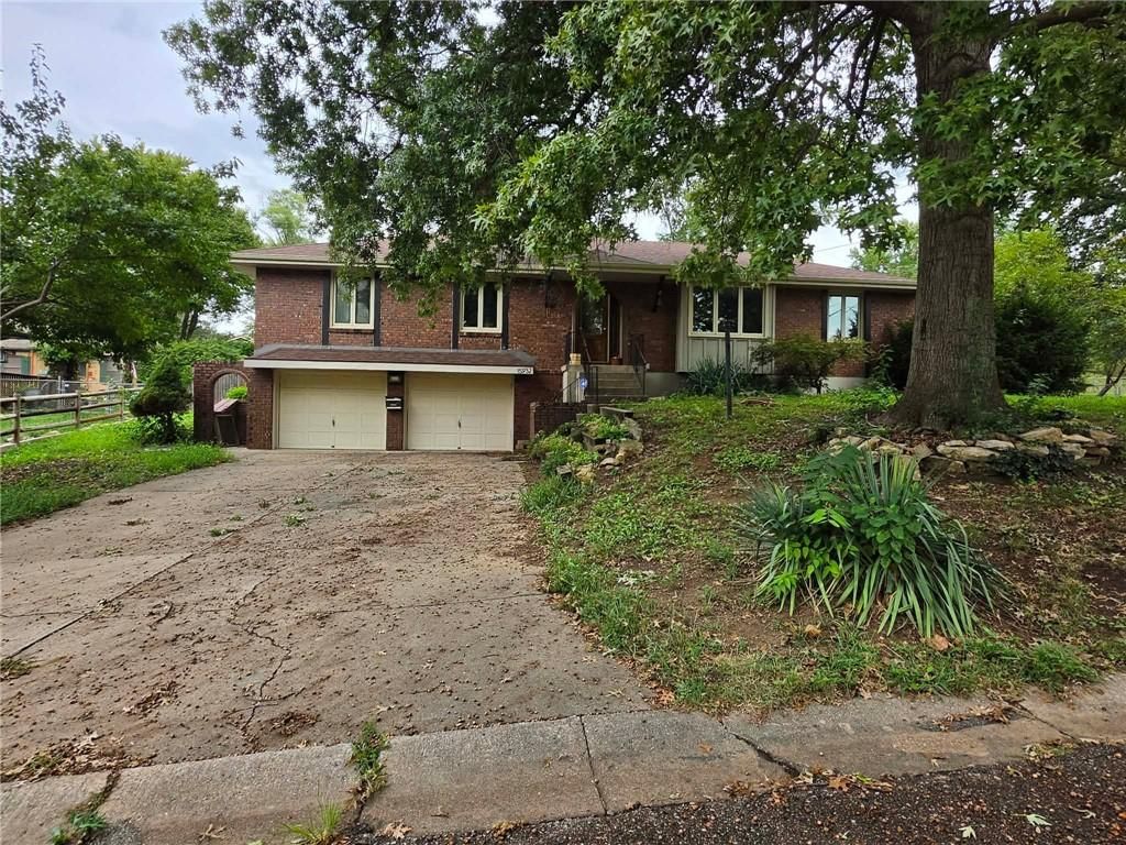 Photo 3 of 3 - 15932 E 41st Street S, Independence, MO 64055