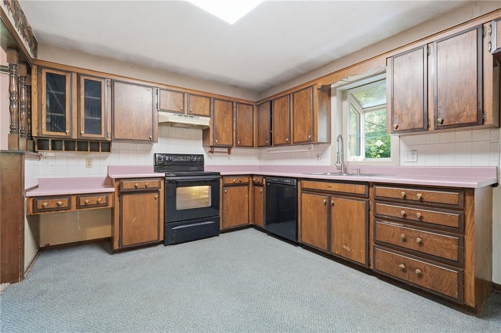 Wood kitchen cabinets at 15932 E 41st Street S, Independence, MO 64055