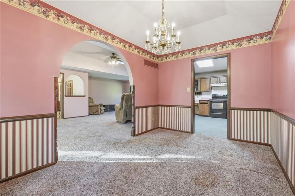 Chandelier at 15932 E 41st Street S, Independence, MO 64055