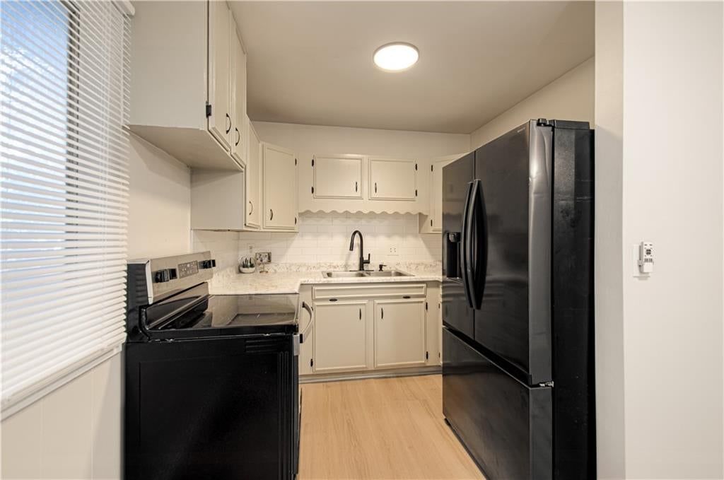 Off-white kitchen cabinets at 5112 S Cottage Avenue, Independence, MO 64055