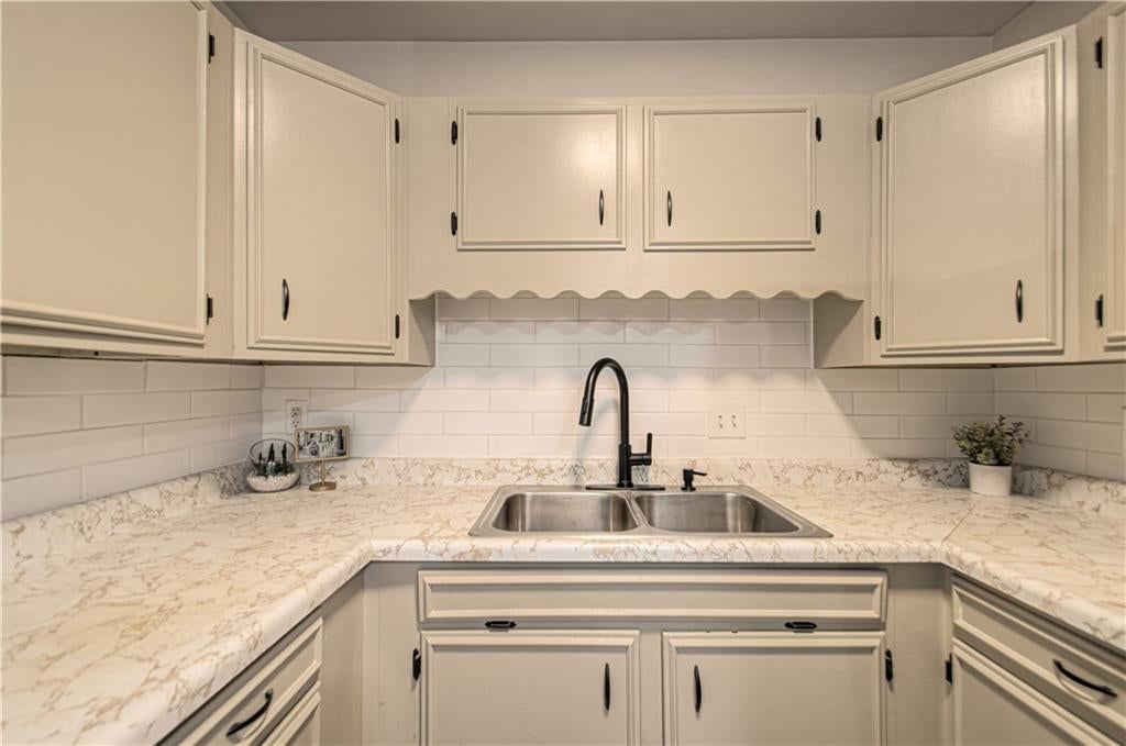 Photo 6 of 28 - 5112 S Cottage Avenue, Independence, MO 64055