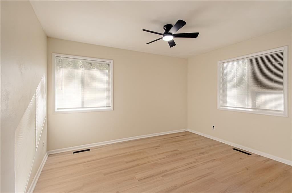 Photo 7 of 28 - 5112 S Cottage Avenue, Independence, MO 64055