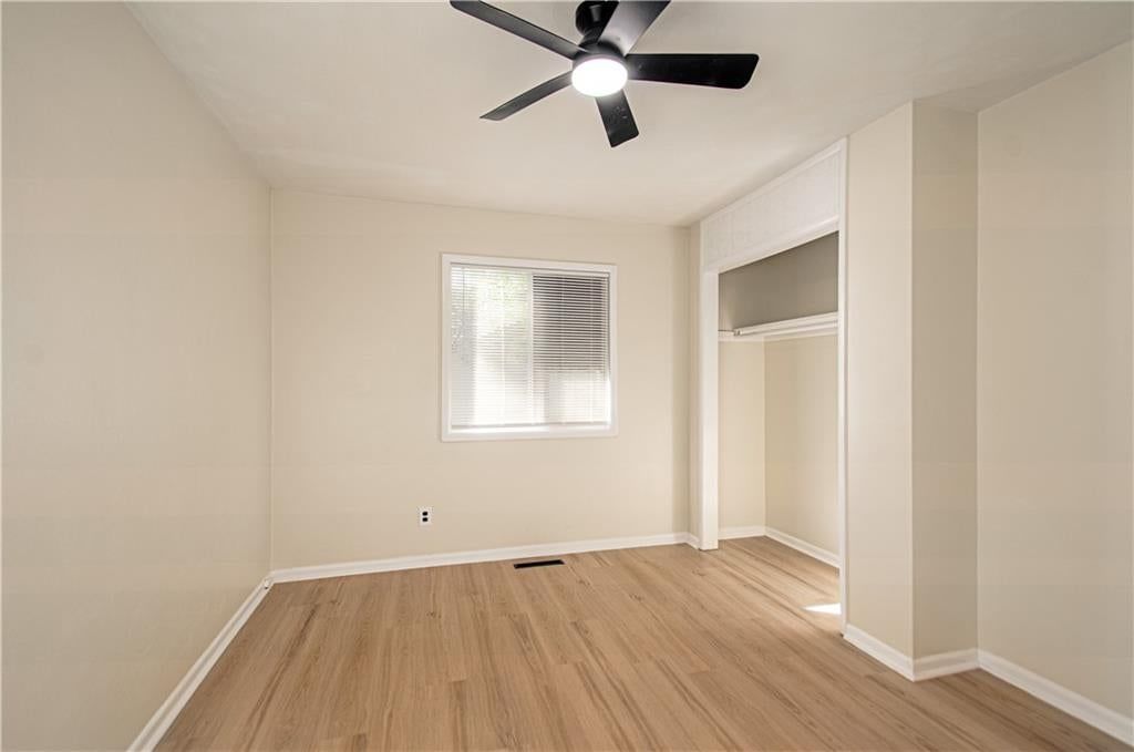 Photo 8 of 28 - 5112 S Cottage Avenue, Independence, MO 64055