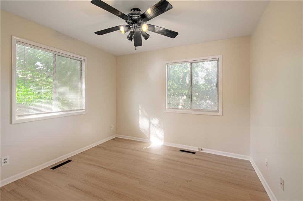 Photo 10 of 28 - 5112 S Cottage Avenue, Independence, MO 64055