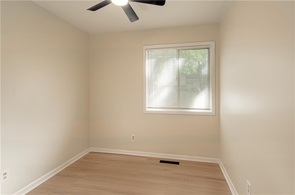 Photo 12 of 28 - 5112 S Cottage Avenue, Independence, MO 64055