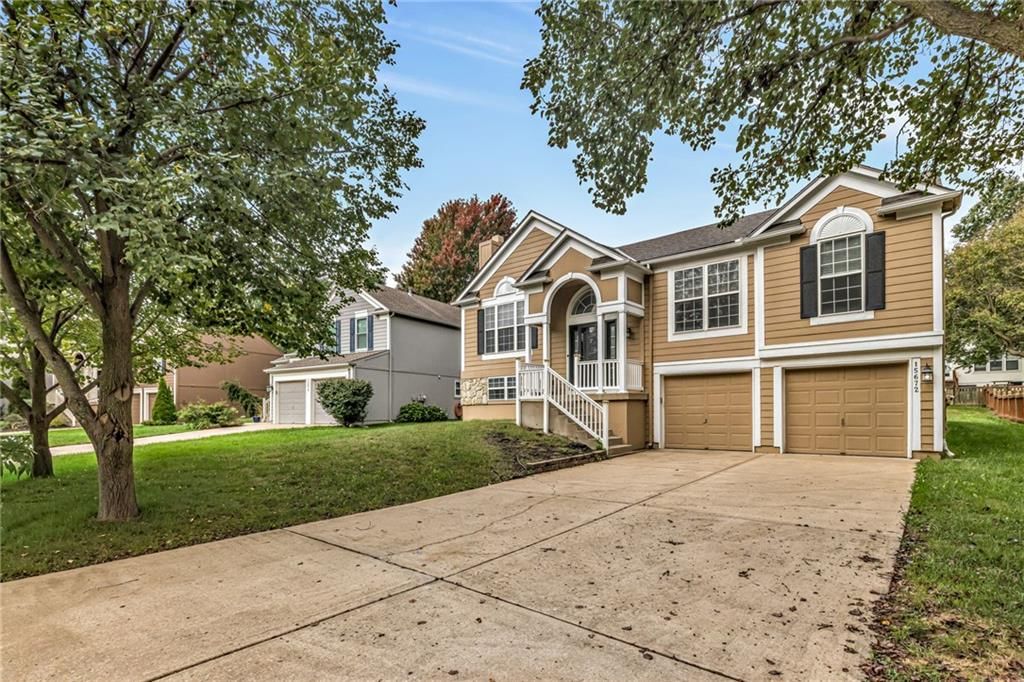 15672 S Blackfoot Street, Olathe, KS: listing photo 2