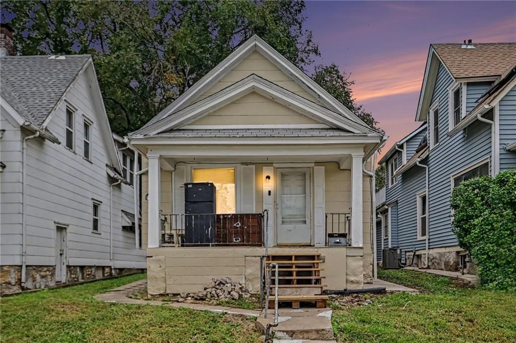 220 N ELMWOOD Avenue, Kansas City, MO