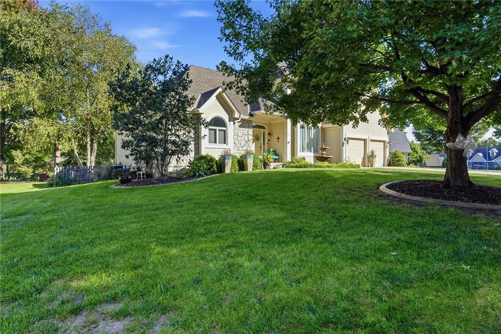 607 NW Brookhaven Drive, Lee's Summit, MO: listing photo 3