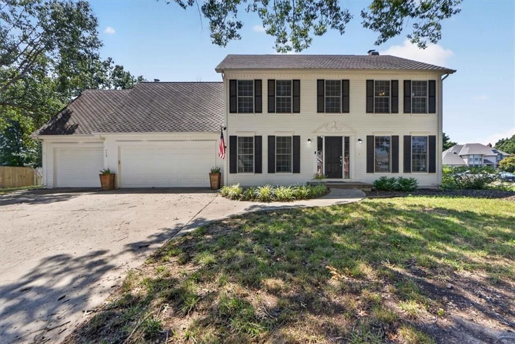 713 NW Eagle Ridge Circle, Lee's Summit, MO
