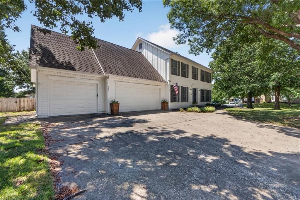 713 NW Eagle Ridge Circle, Lee's Summit, MO: listing photo 3