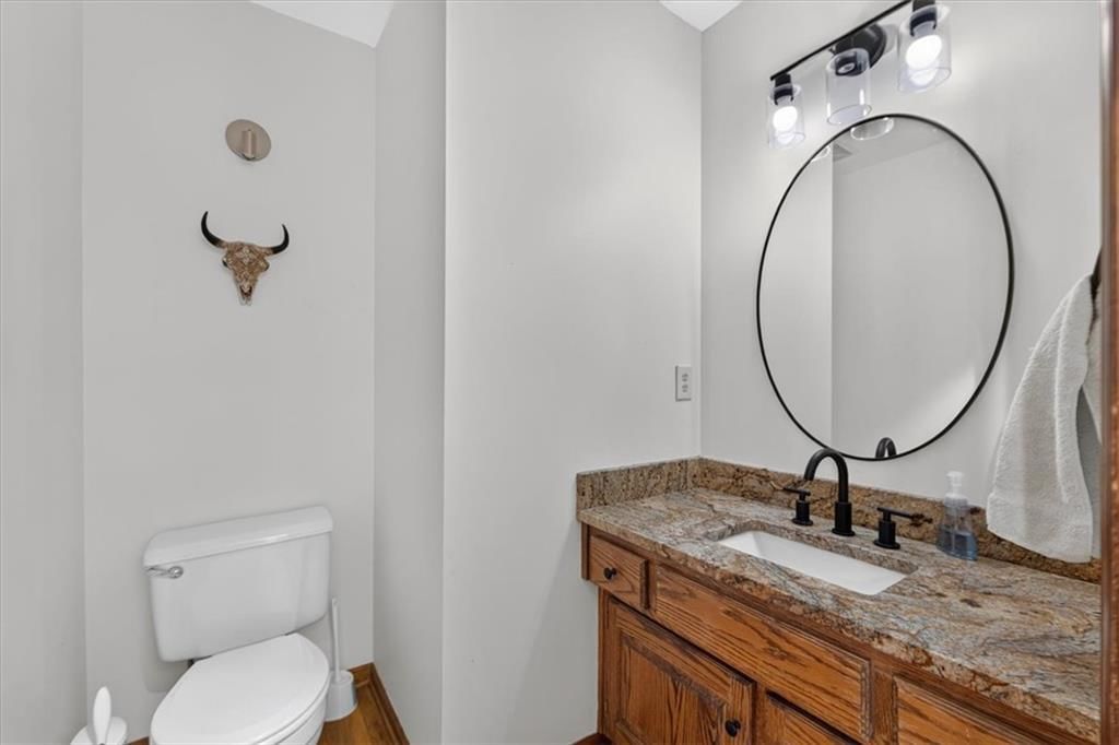 Photo 13 of 73 - 713 NW Eagle Ridge Circle, Lee's Summit, MO 64081