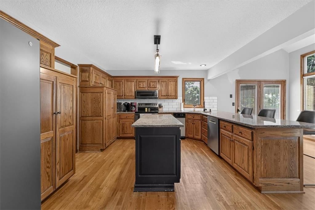 Photo 15 of 73 - 713 NW Eagle Ridge Circle, Lee's Summit, MO 64081