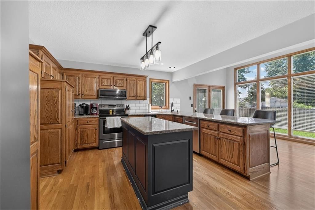 Photo 16 of 73 - 713 NW Eagle Ridge Circle, Lee's Summit, MO 64081