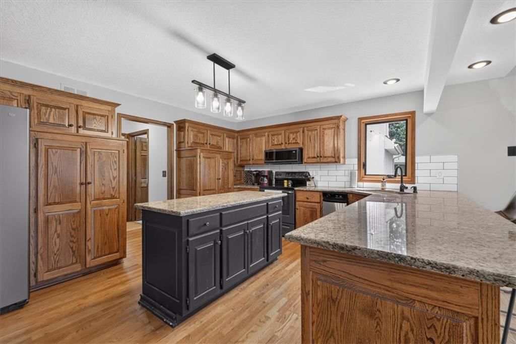 Photo 17 of 73 - 713 NW Eagle Ridge Circle, Lee's Summit, MO 64081