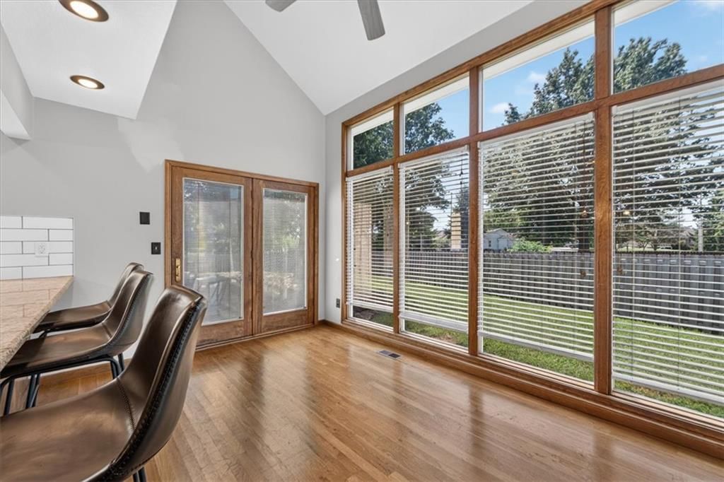 Wall of windows at 713 NW Eagle Ridge Circle, Lee's Summit, MO 64081