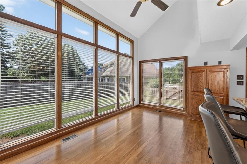 Photo 24 of 73 - 713 NW Eagle Ridge Circle, Lee's Summit, MO 64081